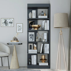 Zarif tasarımı ve uyumlu formuyla bu şık kitaplık, bulunduğu ortama sofistike bir dokunuş katıyor.
Favori kitaplarınızı ve dekoratif objelerinizi sergilemek için geniş bir alan sunarken, çift yönlü kullanımı sayesinde sağa veya sola çevrilebiliyor.
Altı farklı renk seçeneğiyle her mekâna kolayca uyum sağlayarak yaşam alanınızı zarafetle tamamlıyor.
Estetik ve işlevselliği bir araya getiren bu tasarım, evinize hem şıklık hem de pratiklik kazandırıyor.