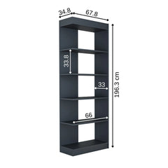 Zarif tasarımı ve uyumlu formuyla bu şık kitaplık, bulunduğu ortama sofistike bir dokunuş katıyor.
Favori kitaplarınızı ve dekoratif objelerinizi sergilemek için geniş bir alan sunarken, çift yönlü kullanımı sayesinde sağa veya sola çevrilebiliyor.
Altı farklı renk seçeneğiyle her mekâna kolayca uyum sağlayarak yaşam alanınızı zarafetle tamamlıyor.
Estetik ve işlevselliği bir araya getiren bu tasarım, evinize hem şıklık hem de pratiklik kazandırıyor.